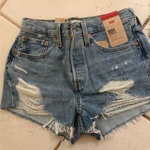 501 shorts levi’s nwt never worn womens. msrp price is 65$ size 26